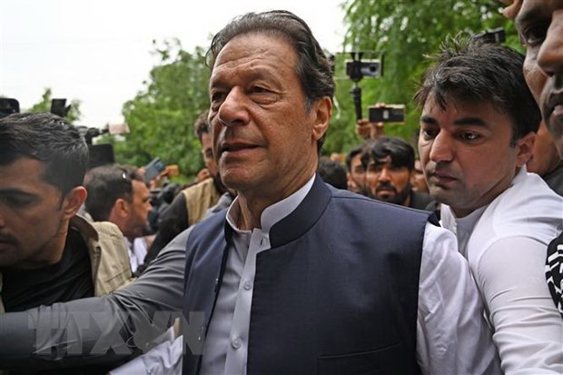 Cựu Thủ tướng Pakistan Imran Khan (giữa) tới phiên tòa ở Islamabad ngày 25/8. (Ảnh: AFP/TTXVN)