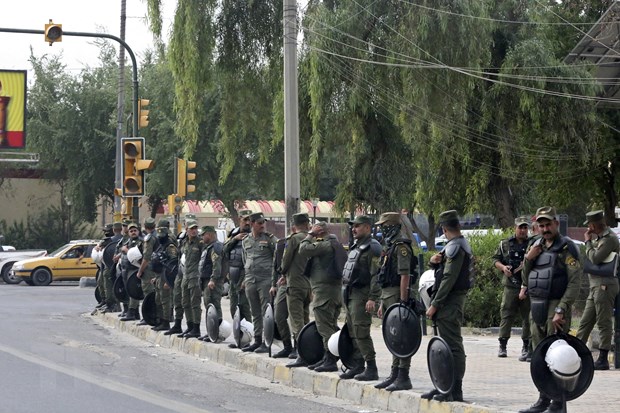 Lực lượng an ninh Iraq gác gần Vùng Xanh ở thủ đô Baghdad. (Ảnh: AFP/TTXVN)