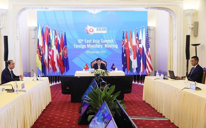 Phó Thủ tướng, Bộ trưởng Ngoại giao Phạm Bình Minh, trong vai trò nước Chủ tịch ASEAN và Chủ tịch Hội nghị Cấp cao Đông Á, đã chủ trì Hội nghị trực tuyến Bộ trưởng Ngoại giao Cấp cao Đông Á (EAS) lần thứ 10.