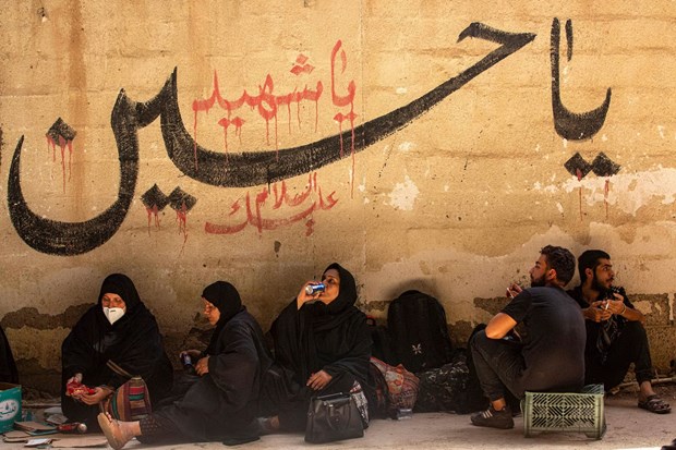 Người hành hương Iran ngồi đợi tại cửa khẩu biên giới Al Shalamija trước khi bắt đầu chuyến hành hương tới thành phố Karbala. (Ảnh: Reuters)