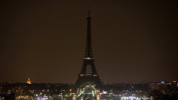 Tháp Eiffel chìm trong bóng tối là một phần trong kế hoạch tiết kiệm năng lượng của châu Âu nhằm chống lại chi phí năng lượng tăng cao. (Nguồn: Getty)