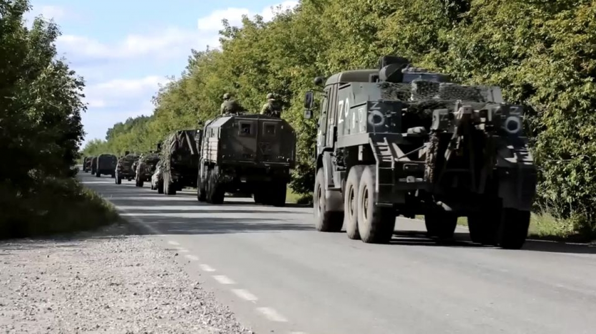 Quân đội Nga trên đường tới Kharkiv trong video được Bộ Quốc phòng Nga công bố ngày 9/9. Ảnh:Reuters