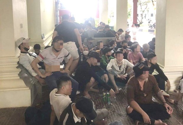 Nhiều người chạy thoát đang được tạm giữ ở cửa khẩu Campuchia ngày 17/9. (Nguồn: tuoitre.vn)