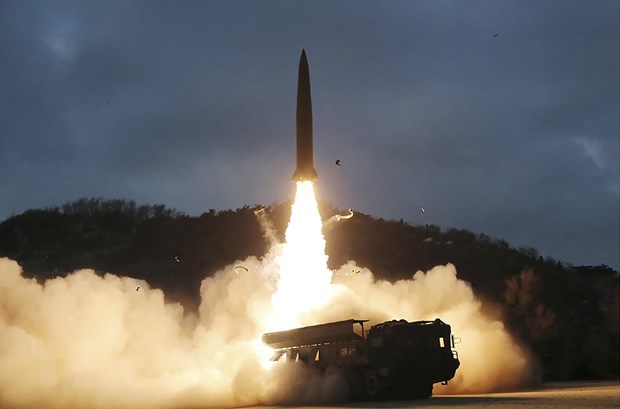 Một vụ phóng thử tên lửa do Học viện Khoa học Quốc phòng Triều Tiên tiến hành tại một địa điểm không xác định. (Ảnh: AFP/TTXVN)
