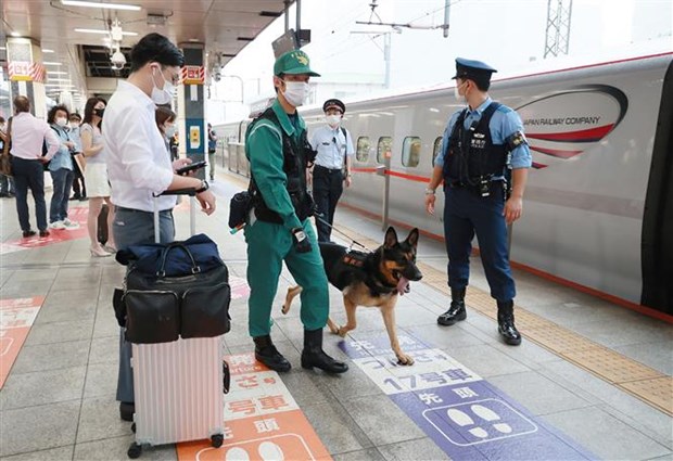 Cảnh sát Nhật Bản tăng cường kiểm tra an ninh tại Tokyo, ngày 20/9/2022. (Ảnh: AFP/TTXVN)