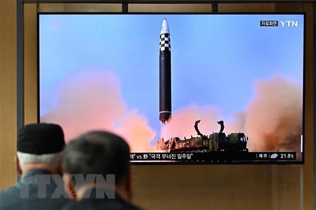 Người dân theo dõi qua truyền hình tại nhà ga Seoul, Hàn Quốc về vụ phóng tên lửa của Triều Tiên, ngày 25/9/2022. (Ảnh: AFP/TTXVN)