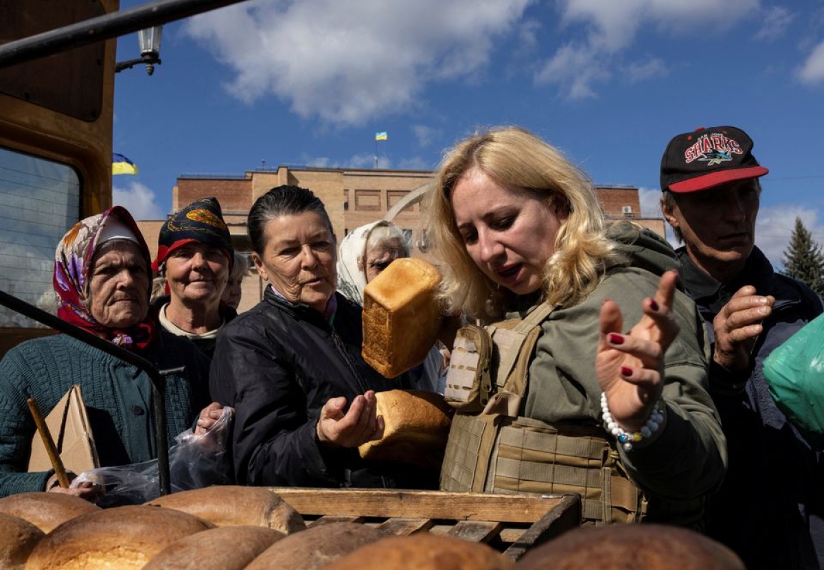 Người dân Balakliia xếp hàng chờ nhân viên cứu trợ phát bánh mì, nến và thức ăn do không có điện. Balakliia vừa được Lực lượng vũ trang Ukraine giải phóng (Ảnh: Reuters)