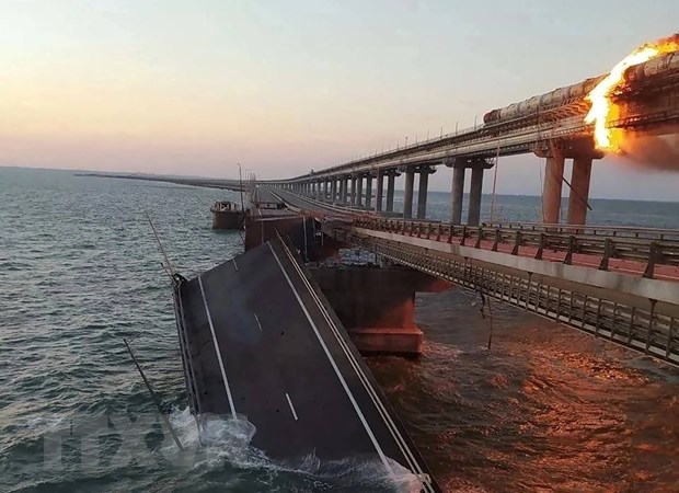 Hiện trường vụ nổ trên cây cầu nối với Bán đảo Crimea ngày 8/10. (Ảnh: AFP/TTXVN)