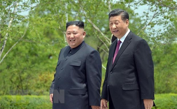 Nhà lãnh đạo Triều Tiên Kim Jong-un (trái) và Chủ tịch Trung Quốc Tập Cận Bình trong cuộc gặp tại Bình Nhưỡng ngày 21/6/2019. (Ảnh: AFP/TTXVN)