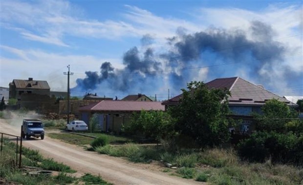 Khói bốc lên sau vụ nổ kho đạn tại sân bay quân sự Nga gần Novofedorivka trên Bán đảo Crimea, ngày 9/8/2022. (Ảnh: Reuters/TTXVN)