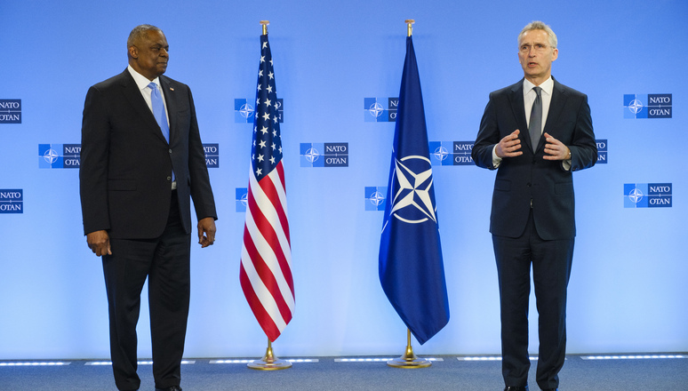 Bộ trưởng Quốc phòng Mỹ Austin bên cạnh Tổng thư ký NATO Jens Stoltenberg