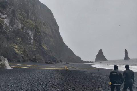 Mải chụp selfie, nhóm du khách bị sóng lớn thổi tung tại Iceland