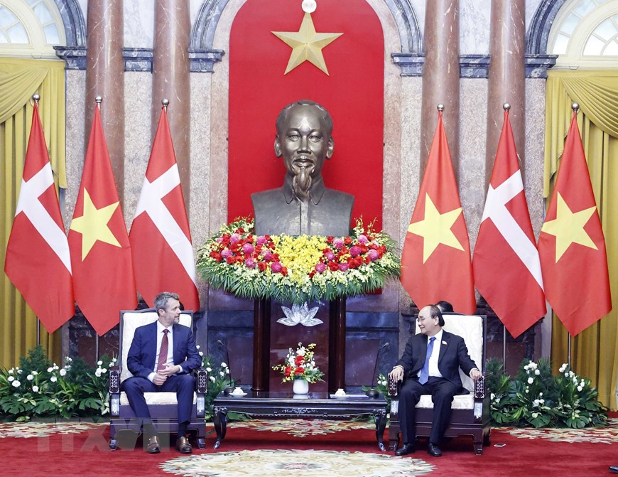 Chủ tịch nước Nguyễn Xuân Phúc tiếp Thái tử kế vị Đan mạch Frederik. (Ảnh: TTXVN)