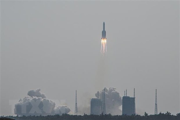 Tên lửa đẩy Trường Chinh 5B Y4, mang theo module Mộng Thiên rời bệ phóng tại bãi phóng Văn Xương, tỉnh Hải Nam, miền Nam Trung Quốc ngày 31/10/2022. (Ảnh: THX/TTXVN)