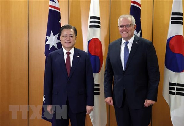 Thủ tướng Australia Scott Morrison (phải) và Tổng thống Hàn Quốc Moon Jae-in tại cuộc hội đàm ở Canberra ngày 13/12/2021. (Ảnh: Yonhap/TTXVN)