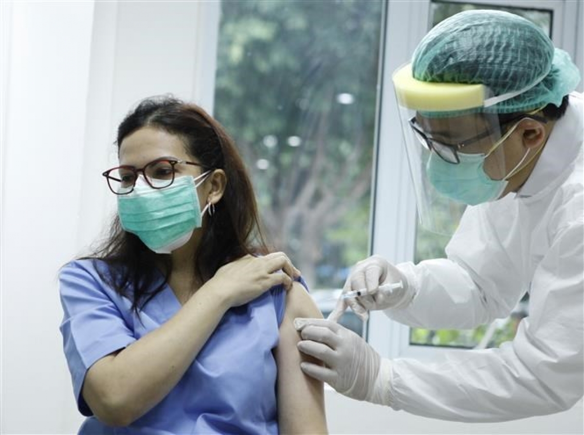 Nhân viên y tế tiêm phòng dịch Covid-19 cho người dân tại Jakarta, Indonesia. Ảnh: THX.