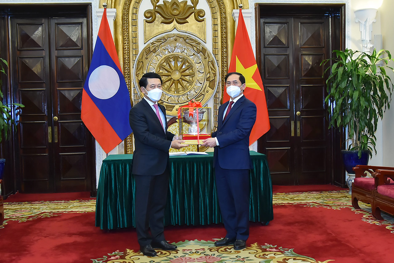  Bộ trưởng Bùi Thanh Sơn và Bộ trưởng Saleumxay Kommasith