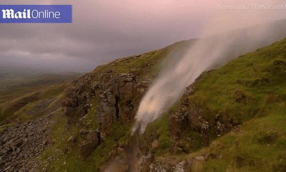 Thác nước chảy ngược lên trời từ vách đá