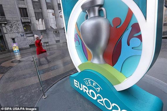 Euro 2020 chính thức bị hoãn!