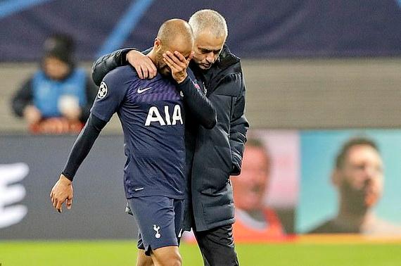 Ông Mourinho an ủi học trò sau thất bại cay đắng trước Leipzig!