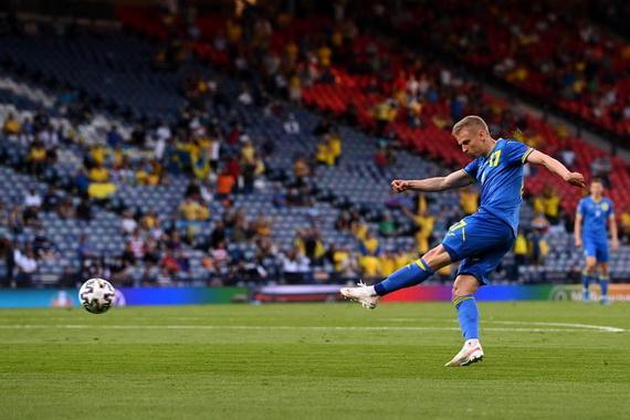 Bàn thắng mở tỉ số rất đẹp mắt của Zinchenko