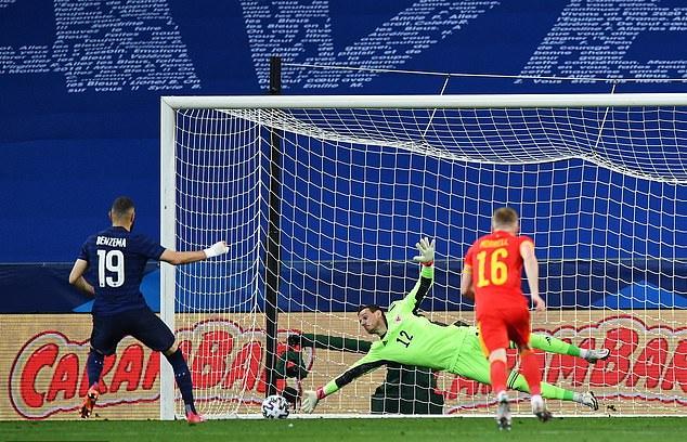 Benzema đá hỏng penalty, Pháp vẫn vùi dập xứ Wales 3-0 ...