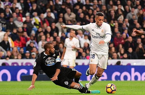 Mariano Diaz (phải) lỡ trận đấu với Man City