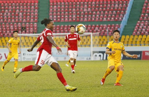 Sông Lam Nghệ An (áo vàng) là một trong bốn CLB đề xuất sớm kết thúc V-League 2020. Ảnh: VPF