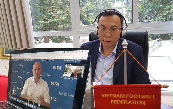 Phó chủ tịch thường trực LĐBĐVN Trần Quốc Tuấn tham dự cuộc trao đổi trực tuyến với chủ tịch FIFA. Ảnh: VFF
