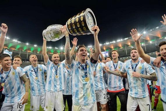 Messi và đồng đội ăn mừng chức vô địch Copa America 2021