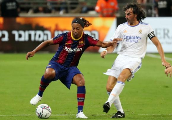 Ronaldinho phô diễn tài năng ở trận đấu với Real Madrid