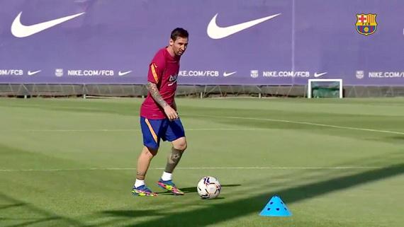 Messi tập luyện 1 mình cùng trợ lý HLV