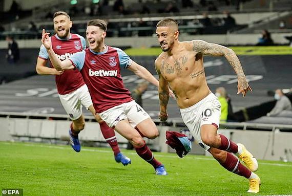 Manuel Lanzini (phải) ắn mừng bàn thắng cho West Ham ở phút 90+4