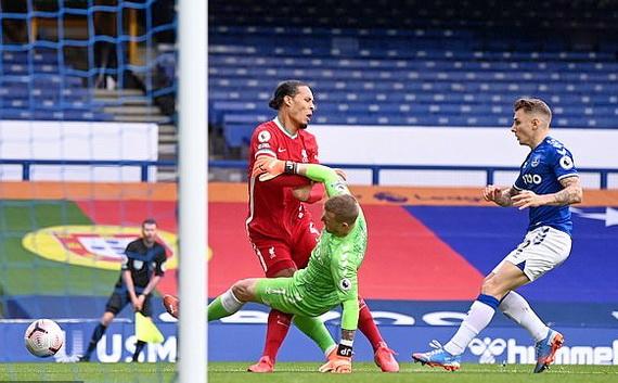 Van Dijk gặp chấn thương nặng sau cú vào bóng của thủ thành Everton