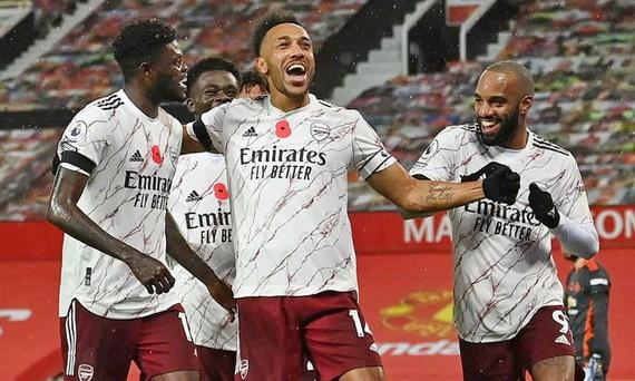 Niềm vui của Arsenal sau pha ghi bàn của Aubameyang