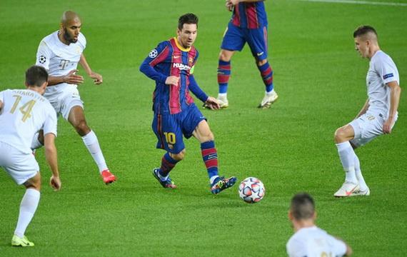 Messi về cơ bản đã chấp thuận giảm lương để trợ giúp Barcelona