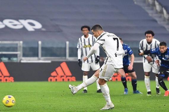 Pha đá hỏng penalty của C.Ronaldo khiến Juventus trả giá