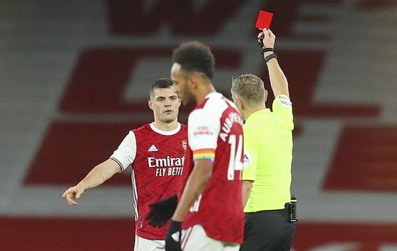 Xhaka lại khiến Arsenal khốn đốn với tính khí nóng nảy của mình!