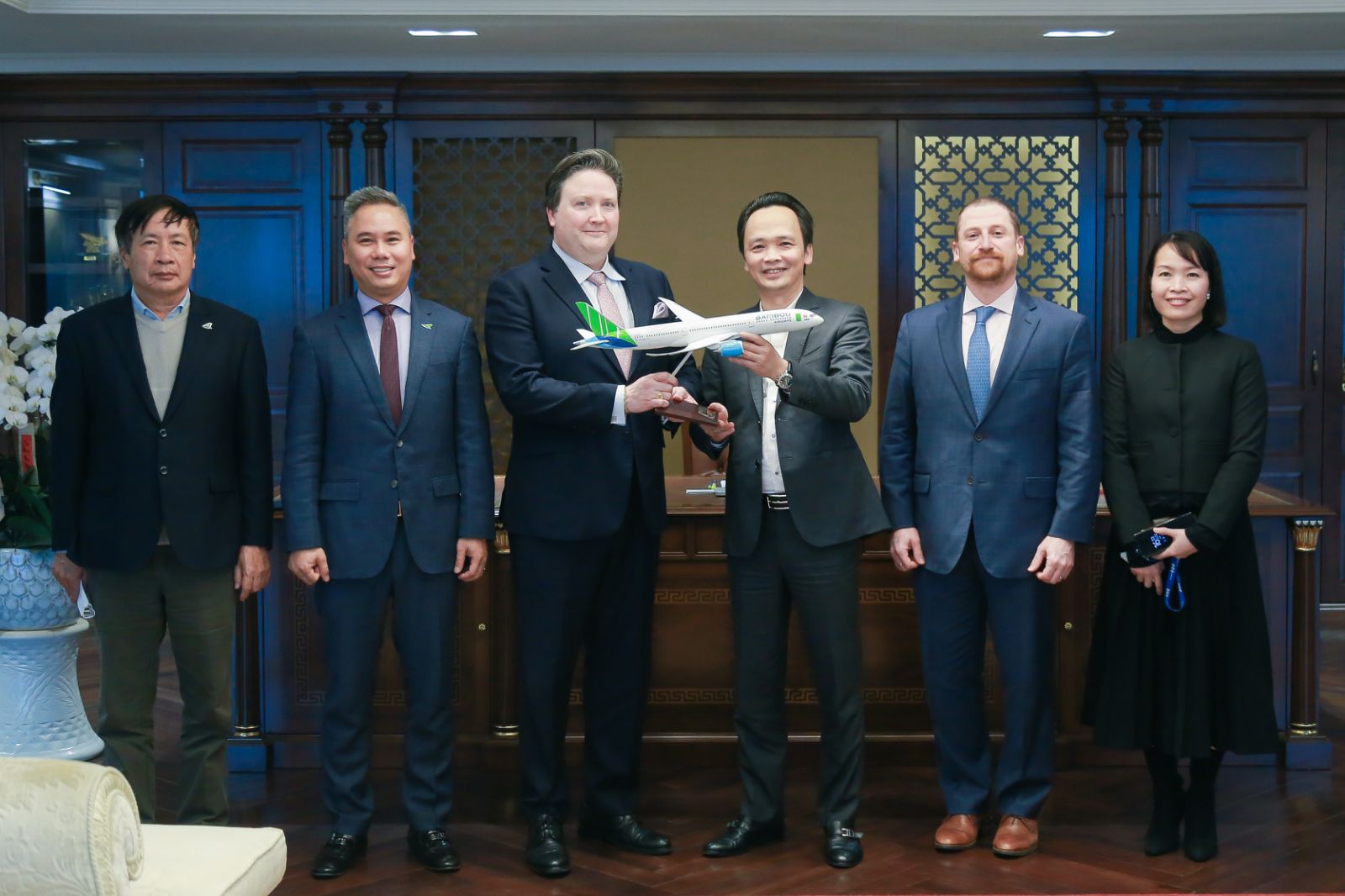 Tân Đại sứ Mỹ Marc Knapper (thứ 3 từ trái sang) và Chủ tịch Tập đoàn FLC, Chủ tịch Bamboo Airways Trịnh Văn Quyếtcùng đại diện lãnh đạo hai bên trong khuôn khổ buổi gặp mặt