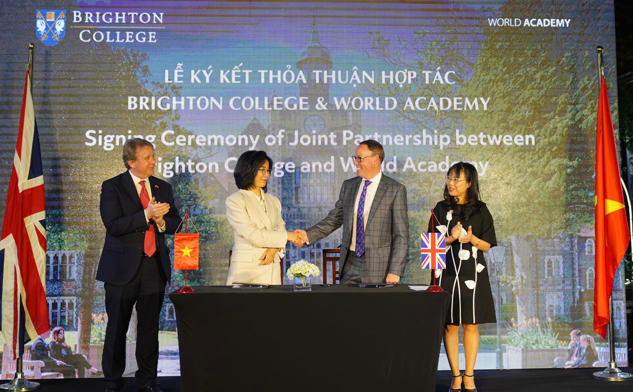 Bà Phan Hà Thủy - đại diện Tập đoàn Vingroup ký kết với ông Richard Cairns - Hiệu trưởng Brighton College dưới sự chứng kiến của ngài Marcus Winsley - Phó Đại sứ Liên hiệp Vương Quốc Anh và Bắc Ai-len tại Việt Nam và bà Lê Mai Lan - Phó Chủ tịch HĐQT Tập đoàn Vingroup.