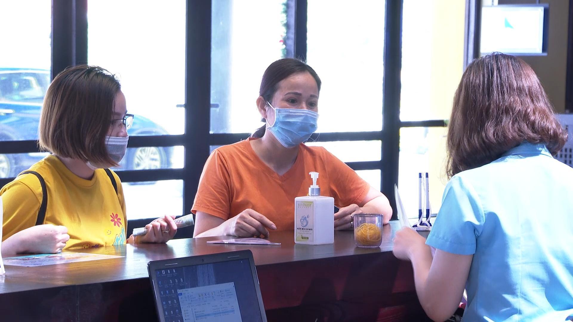 Hành khách vẫn được khuyến khích đeo khẩu trang và đo thân nhiệt khi qua Cảng