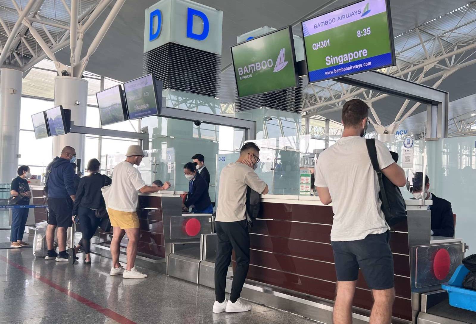 Hành khách làm thủ tục để tham gia chuyến bay đầu tiên chặng Hà Nội – Singapore do Bamboo Airways khai thác