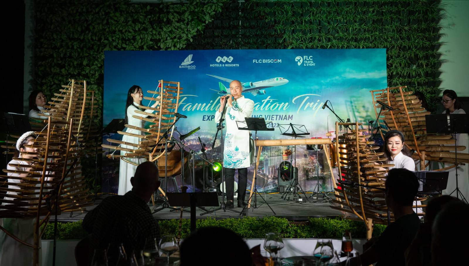 Đoàn du khách được trải nghiệm các đêm nhạc đậm nét văn hoá Việt Nam với dàn nhạc chế tác 100% bằng tre trúc.
