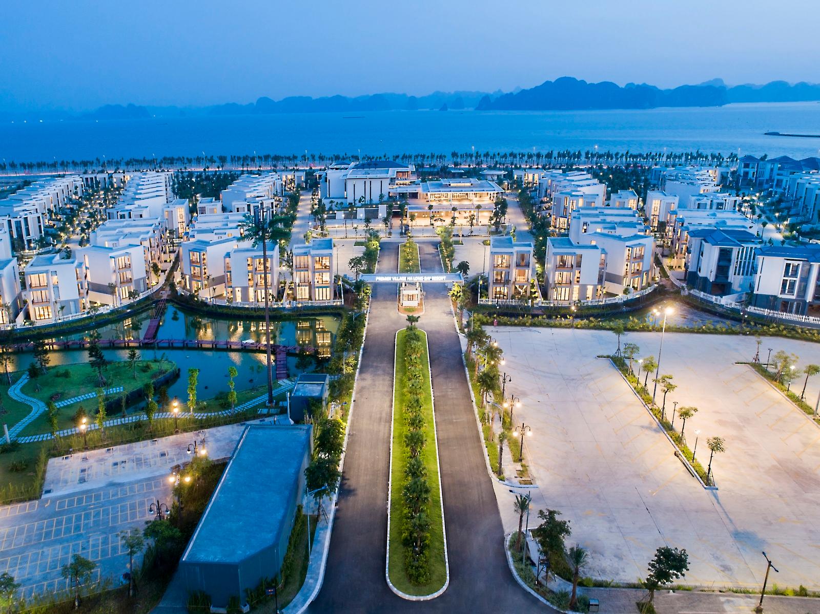 Sun Grand City Feria nằm ngay bên cạnh khu nghỉ dưỡng cao cấp Premier Village Ha Long Bay Resort