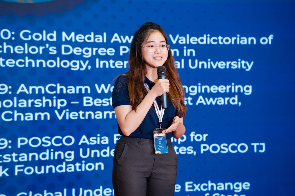  Nguyễn Huỳnh Ngọc Thư, sinh viên nhận Học bổng Vingroup theo học Chương trình Tiến sĩ tại Đại học Oxford (Anh) đại diện các sinh viên nhận Học bổng Vingroup khoá 2022 phát biểu tại buổi lễ