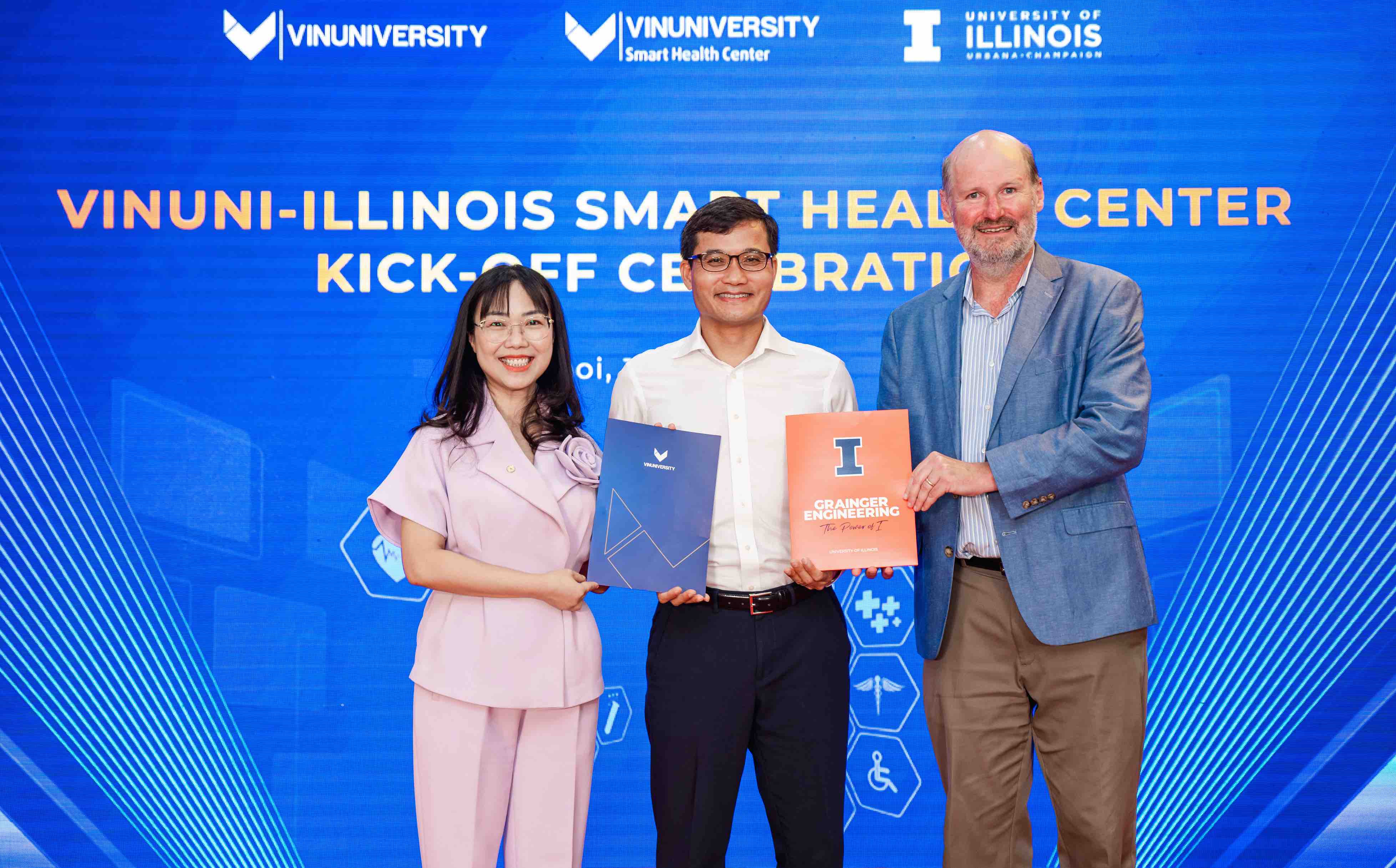 Lễ Ra mắt Trung tâm Nghiên cứu Sức khỏe Thông minh VinUni-Illinois (VISHC) có sự tham gia của đại diện Lãnh đạo Trường Đại học VinUni và Đại học Illinois Urbana-Champaign (UIUC).
