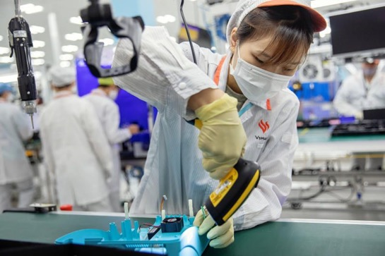 Công nhân đang tỉ mỉ lắp ráp các bộ phận của chiếc máy thở VFS-510 mang thương hiệu Vsmart đã được Bộ Y Tế Việt Nam cấp phép lưu hành, đáp ứng được các tiêu chuẩn kỹ thuật. Hình ảnh được Bloomberg thực hiện và tờ The Star (Malaysia) dẫn lại trong bài “Việt Nam không giãn cách xã hội trên diện rộng”.
