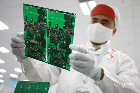 Mới đây, Tổ chức y tế thế giới WHO tuyên bố, với các trường hợp mắc COVID-19, phác đồ điều trị được điều chỉnh tập trung vào điều trị suy hô hấp, trong đó, việc sử dụng máy thở xâm nhập là một trong những giải pháp cần thiết cho từng trường hợp cụ thể. Hình ảnh kỹ sư của VinSmart cầm trên tay bảng bo mạch máy thở được Reuters thực hiện và tờ Today News Post (Mỹ) dẫn lại trong bài “WHO cảnh báo về việc không có vắc xin điều trị khỏi hoàn toàn COVID-19”