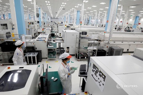 Nhà máy sản xuất thiết bị thông minh VinSmart sở hữu hệ thống máy móc hiện đại với tỉ lệ tự động hoá cao, sẵn sàng sản xuất các thiết bị điện tử thông minh đáp ứng tiêu chuẩn kĩ thuật quốc tế. Hình ảnh được thực hiện bởi Reuters và tờ Tribune (Phillipines) dẫn lại trong bài “Công nghệ số thúc đẩy du lịch hậu COVID-19”.