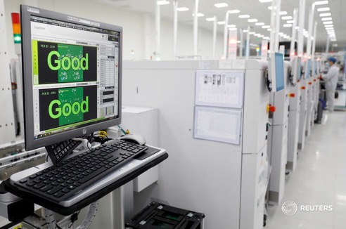 Tại nhà máy VinSmart, chất lượng sản xuất đều được kiểm định tự động, đảm bảo không có sai sót trong quá trình sản xuất. Hình ảnh ghi lại bảng điện tử hiện thị kết quả kiếm tra bo mạch với chất lượng tốt do Reuters thực hiện.